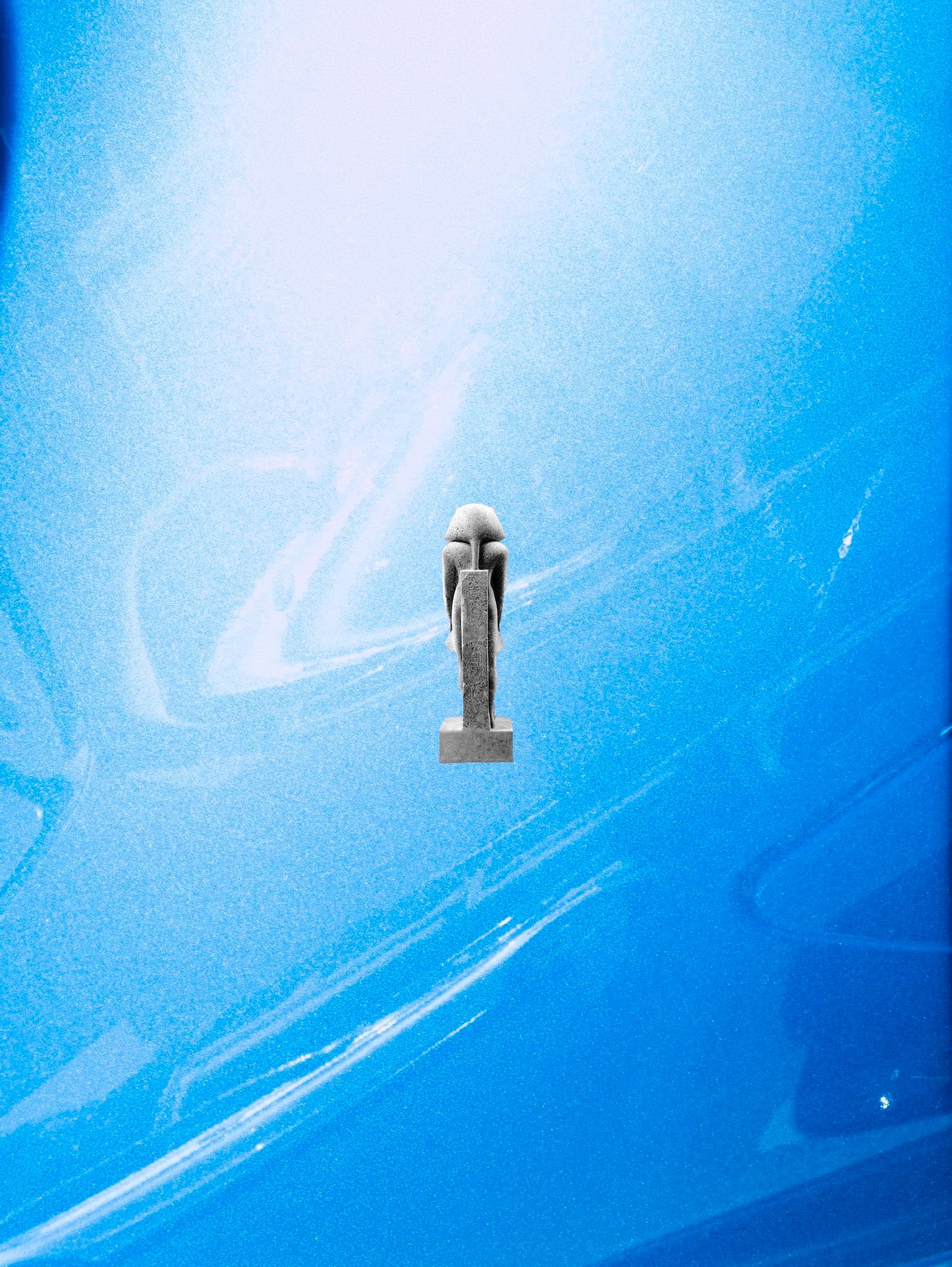 Image of a pharaoh figure from the back on a black shiny background